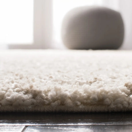 Safavieh Arizona Shag 4'-0" x 6'-0" Rug in Ivory / Beige