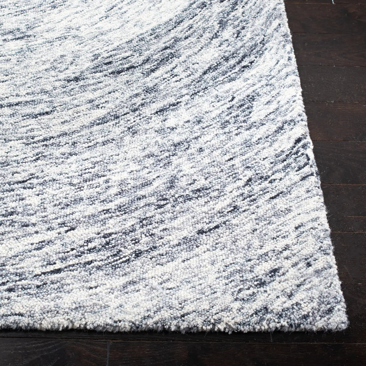 Safavieh Ikat 4'-0" x 6'-0" Rug in Silver / Grey