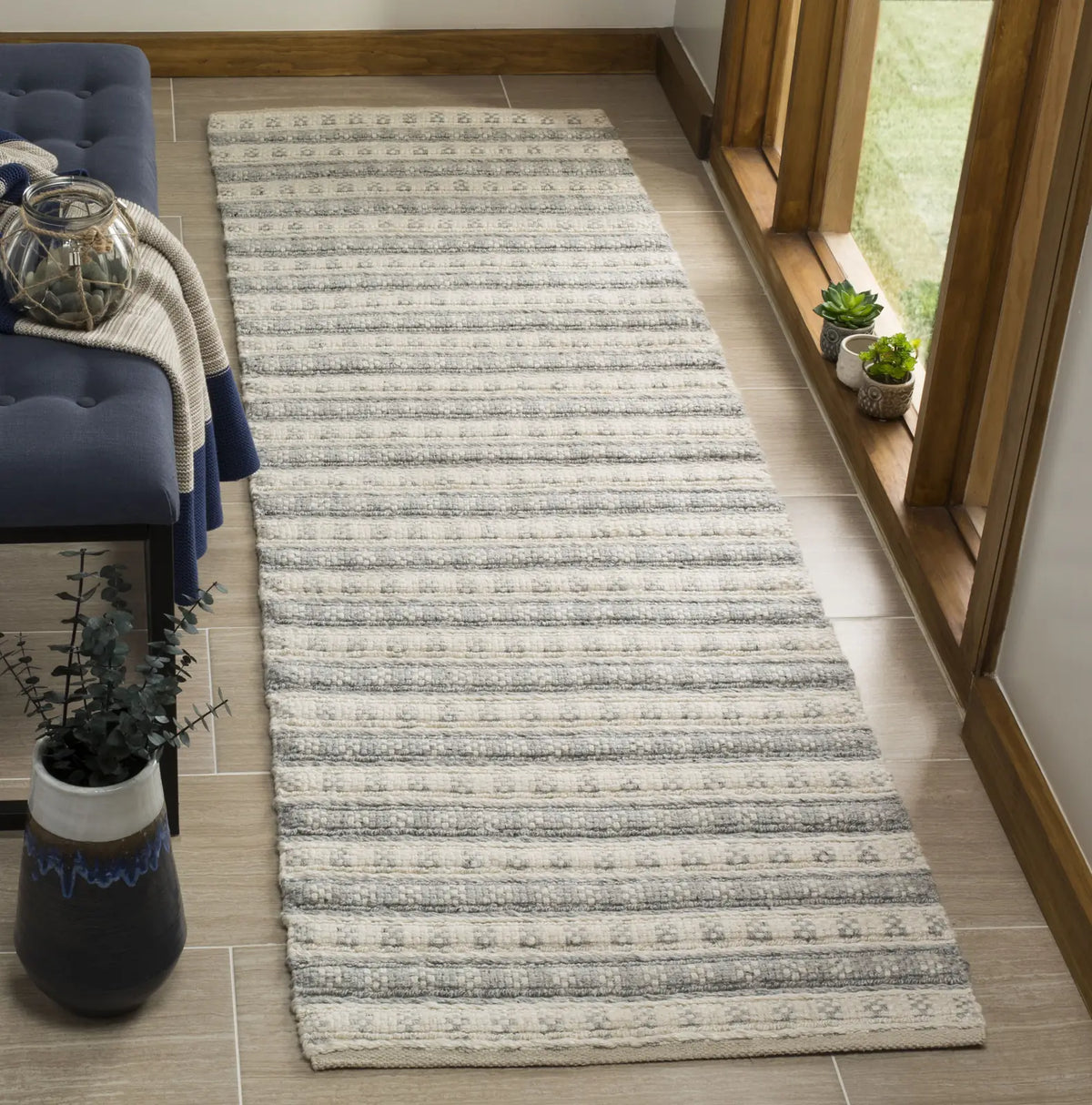 Safavieh Natura 2'-3" x 8'-0" Rug in Grey / Ivory