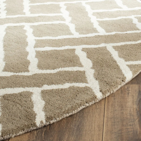 Safavieh Chatham 5'-0" x 5'-0" Rug in Beige / Ivory