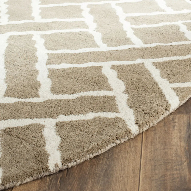 Safavieh Chatham 5'-0" x 5'-0" Rug in Beige / Ivory