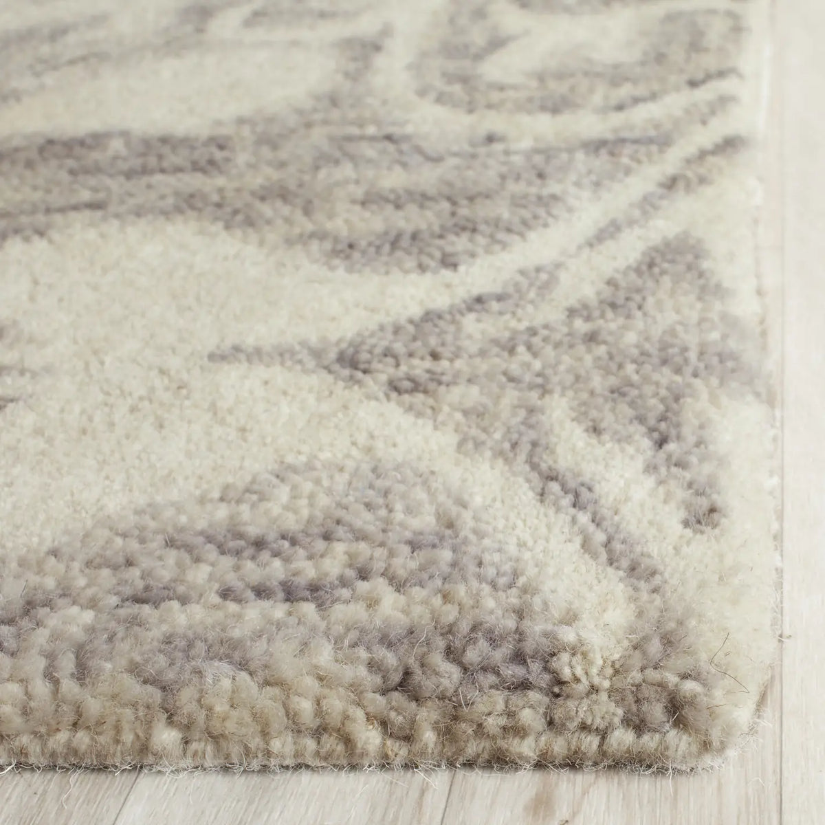 Safavieh Chatham 8'-0" x 10'-0" Rug in Light Grey / Ivory