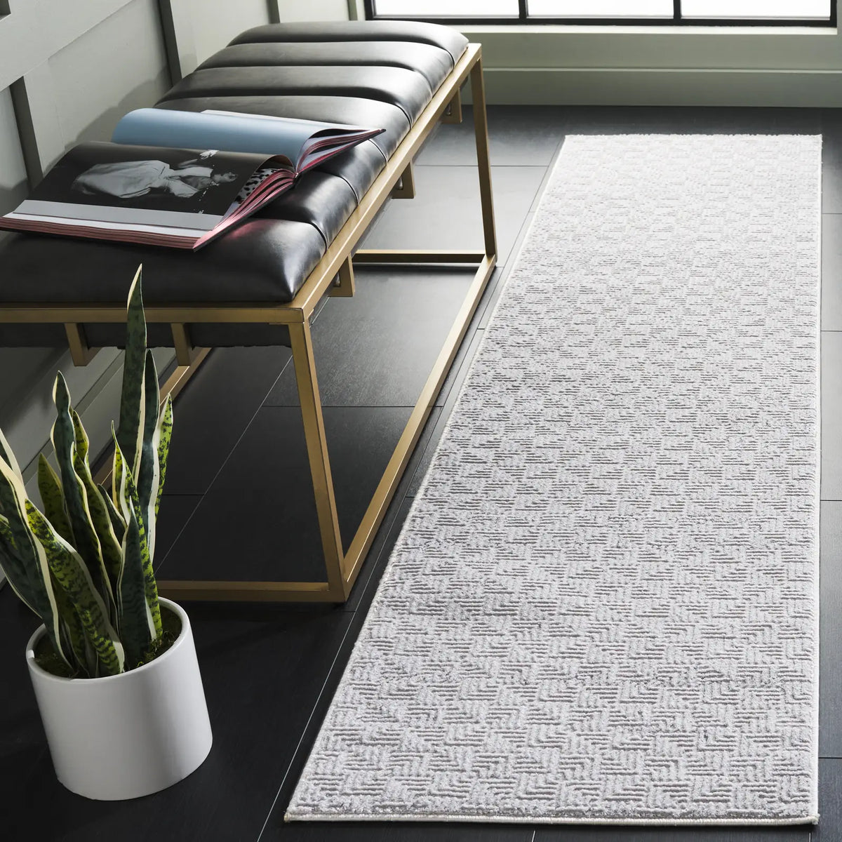 Safavieh Hanna 2'-0" x 8'-0" Rug in Grey / Ivory