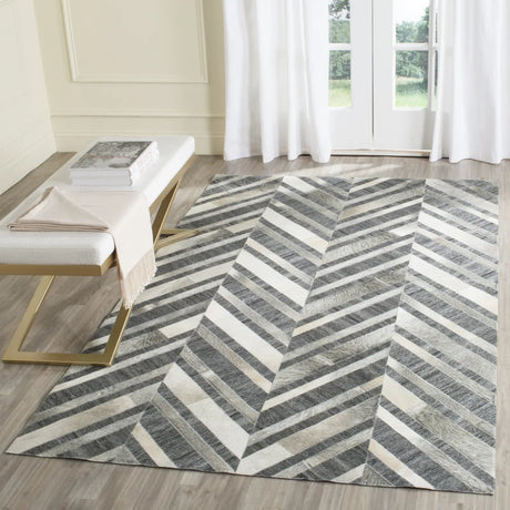 Safavieh Studio Leather 4'-0" x 6'-0" Rug in Ivory / Dark Grey