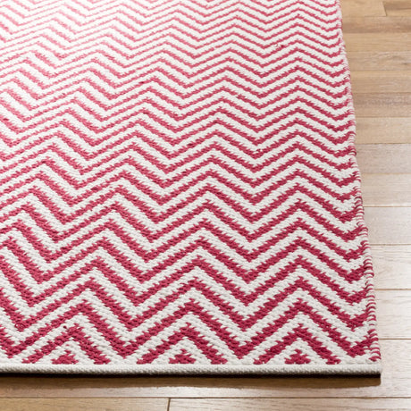Safavieh Montauk 5'-0" x 8'-0" Rug in Red / Ivory