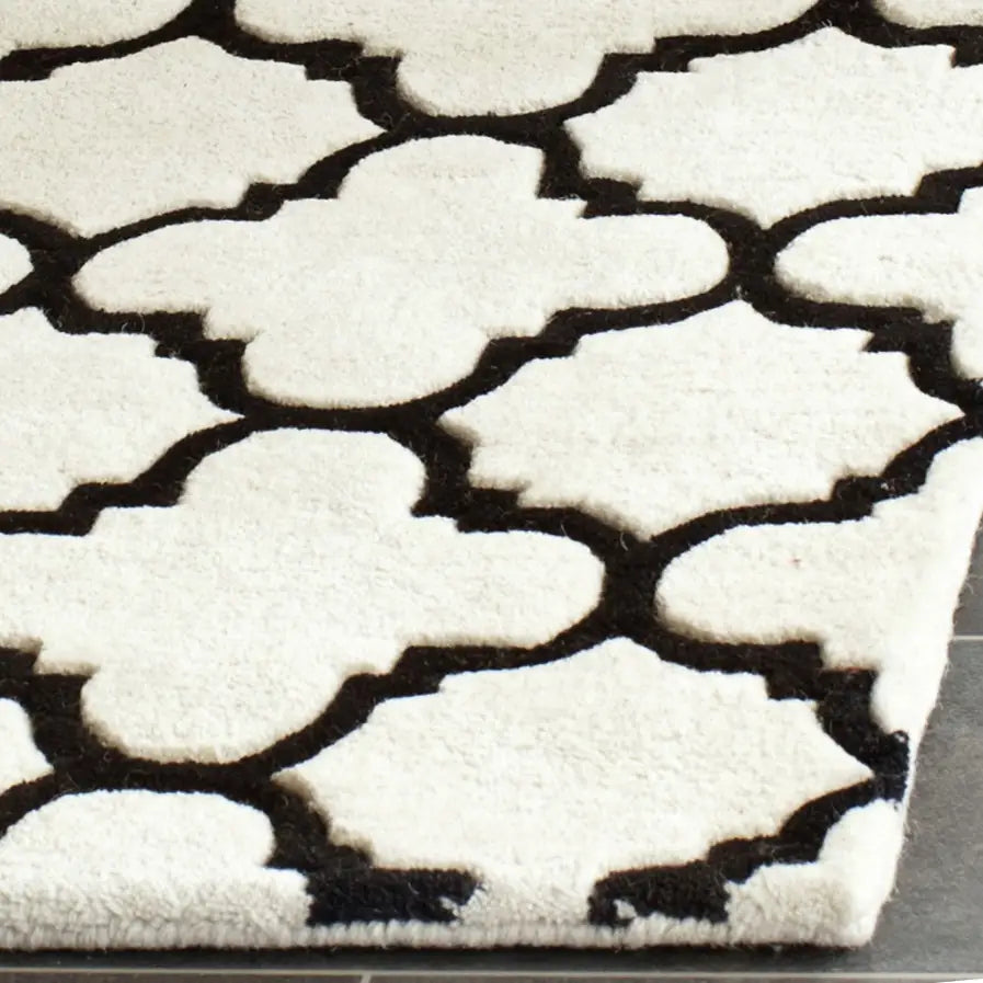 Safavieh Chatham 2'-3" x 11'-0" Rug in Ivory / Black