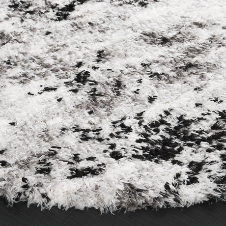 Safavieh Lindsay Shag 6'-7" x 6'-7" Rug in Grey / Black Ivory