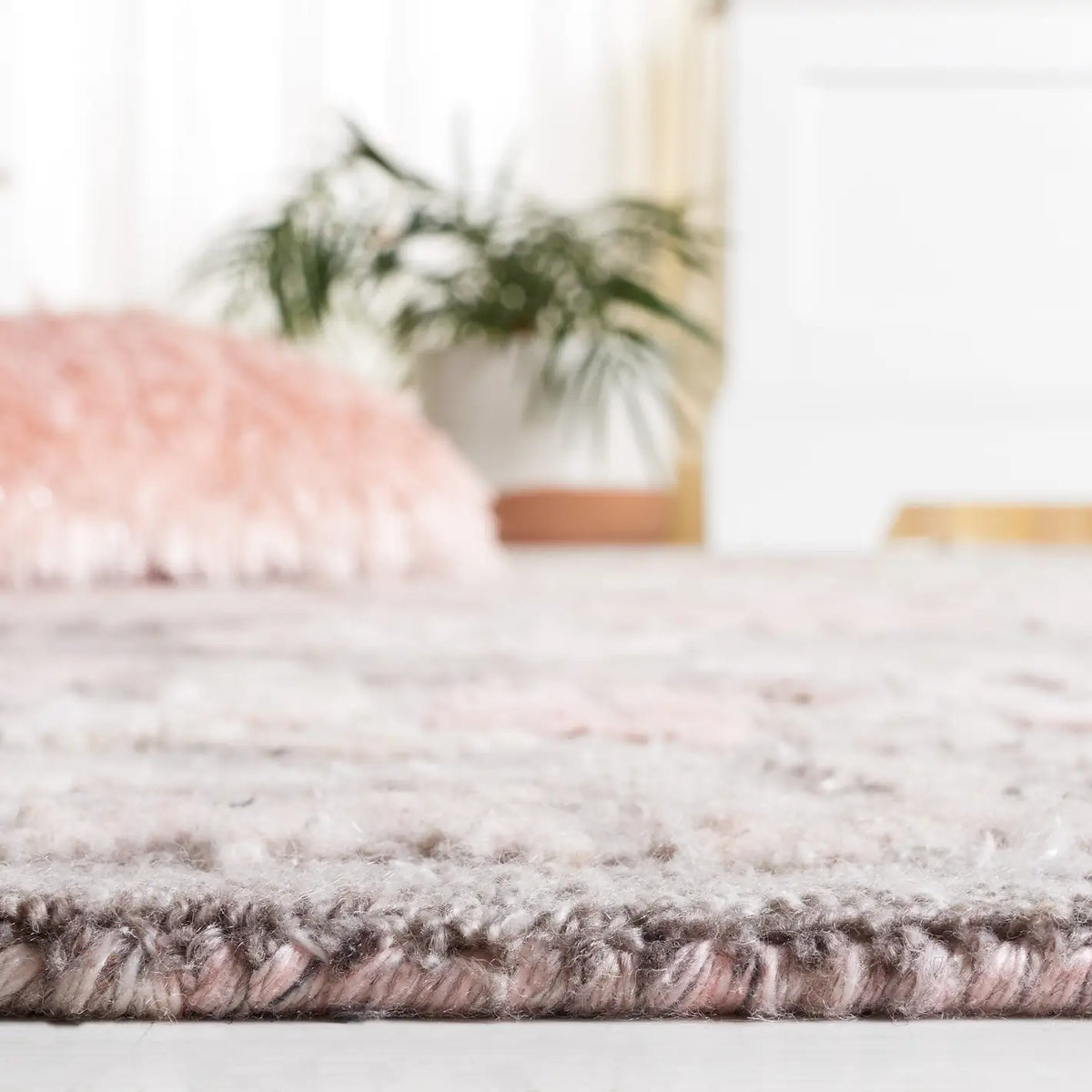 Safavieh Marquee 4'-0" x 6'-0" Rug in Grey / Pink
