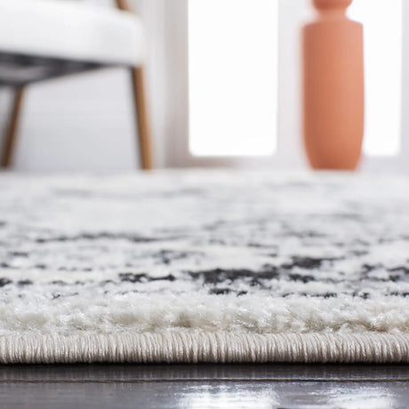 Safavieh Tulum 4'-0" x 6'-0" Rug in Ivory / Black