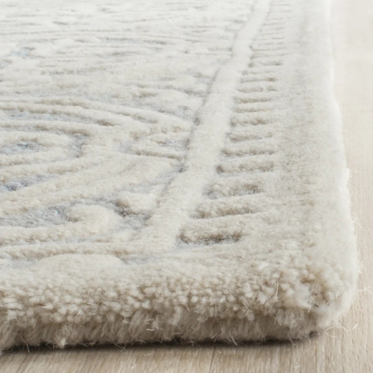 Safavieh Cambridge 4'-0" x 6'-0" Rug in Light Blue / Ivory