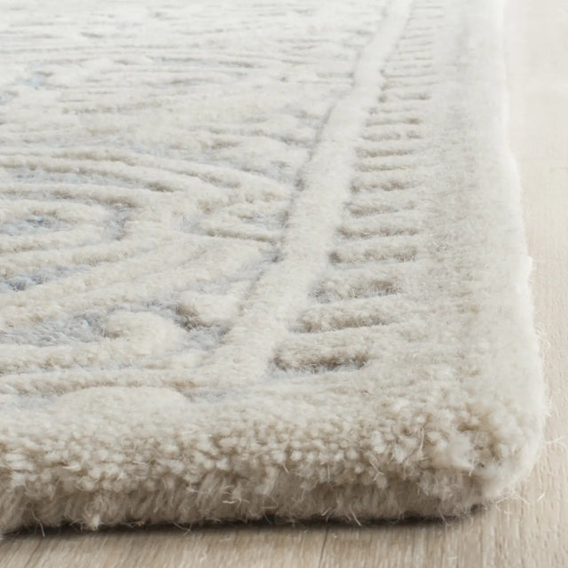 Safavieh Cambridge 4'-0" x 6'-0" Rug in Light Blue / Ivory