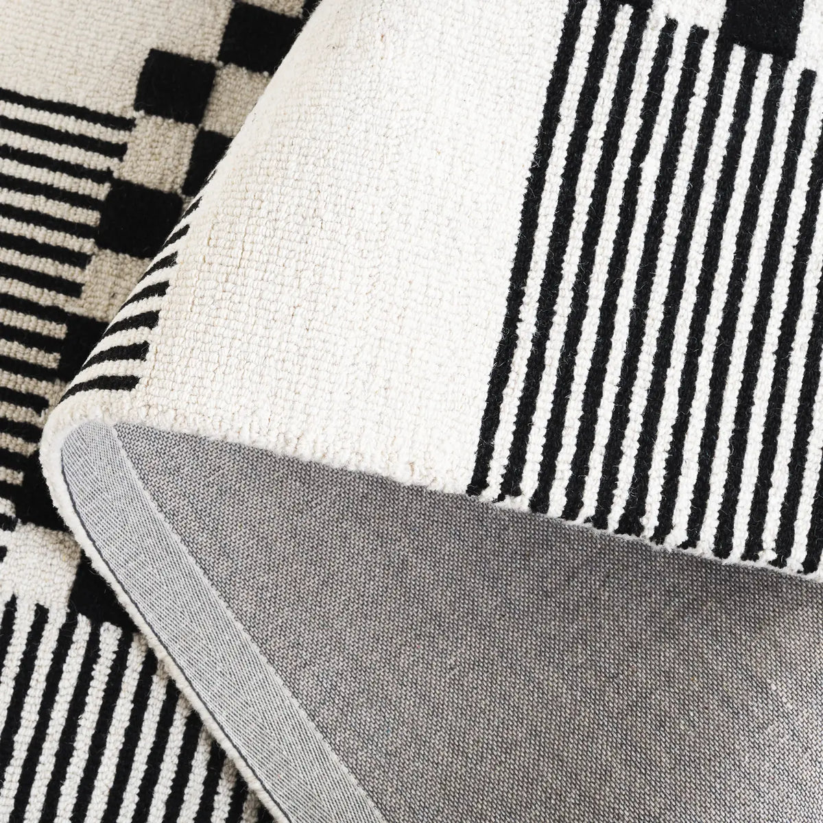 Safavieh Genre 4'-0" x 6'-0" Rug in Black / Ivory