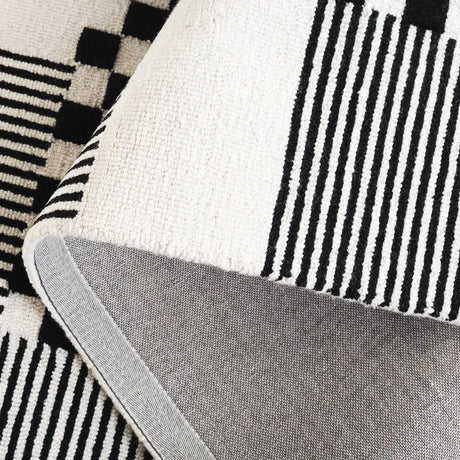 Safavieh Genre 4'-0" x 6'-0" Rug in Black / Ivory