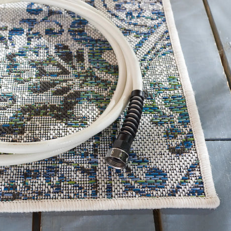 Safavieh Havana 4'-5" x 6'-5" Rug in Light Silver / Blue