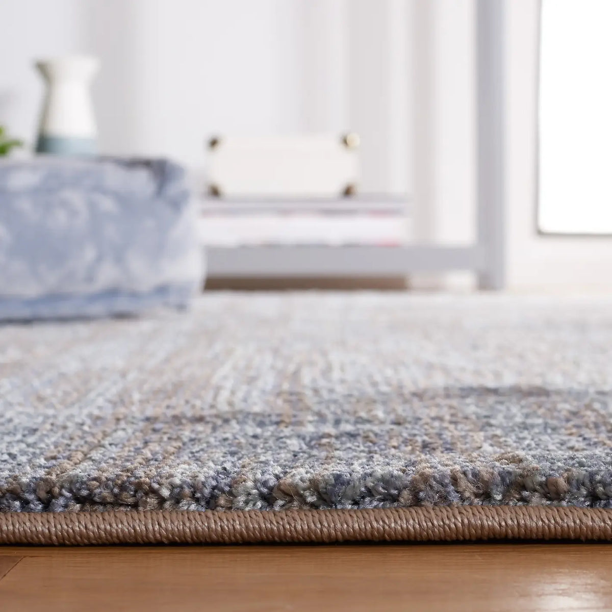 Safavieh Lasa 4'-0" x 6'-0" Rug in Blue / Grey