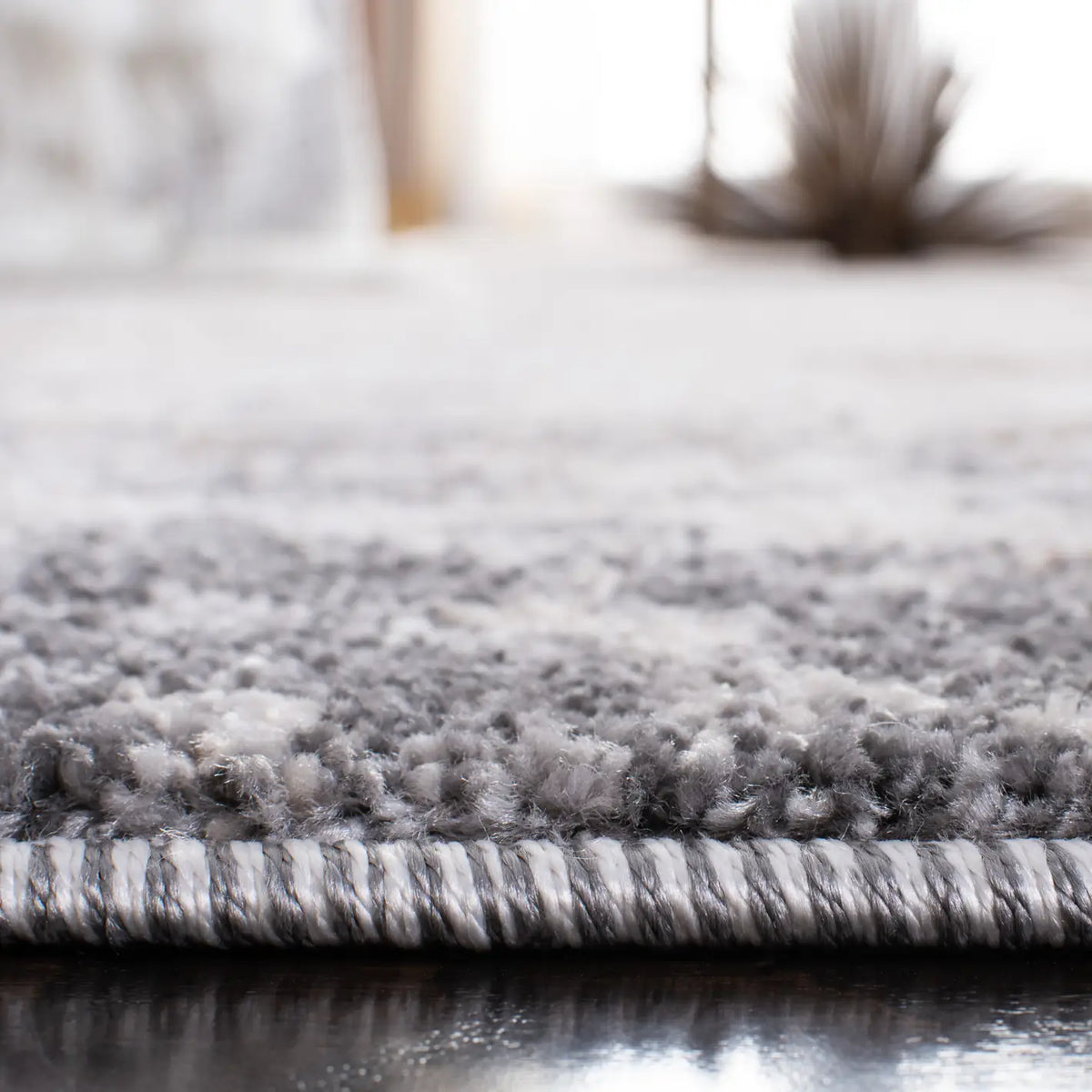 Safavieh Aston 4'-0" x 6'-0" Rug in Grey / Ivory
