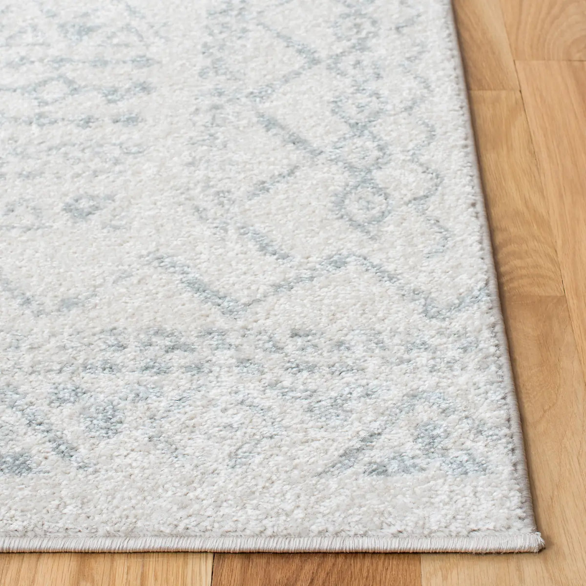 Safavieh Tulum 4'-0" x 6'-0" Rug in Ivory / Light Grey