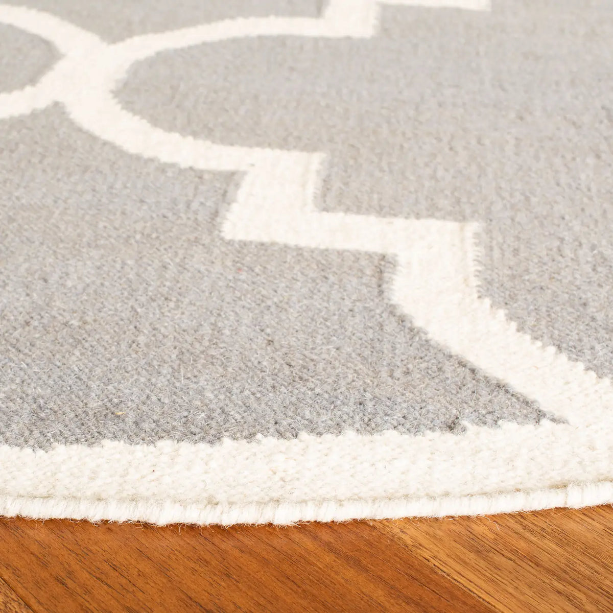 Safavieh Dhurries 6'-0" x 6'-0" Rug in Grey / Ivory