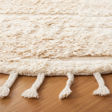 Safavieh Kenya 6'-0" x 6'-0" Rug in Ivory / Beige