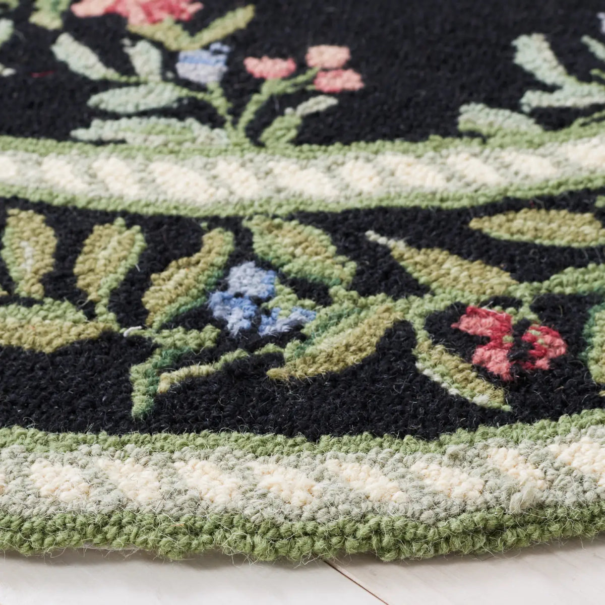 Safavieh Chelsea 5'-6" x 5'-6" Rug in Black