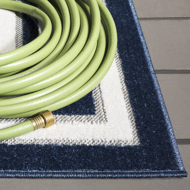 Safavieh Cabana 4'-5" x 6'-5" Rug in Blue / Ivory