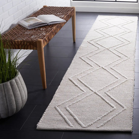 Safavieh Kilim 2'-3" x 9'-0" Rug in Light Grey / Ivory