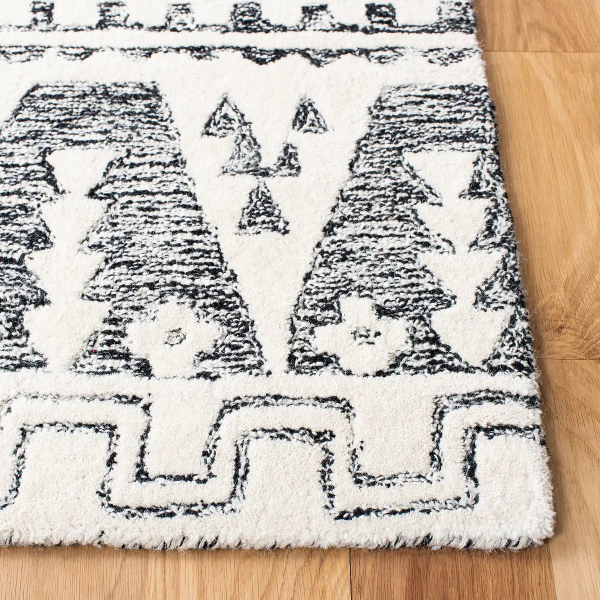 Safavieh Abstract 4'-0" x 6'-0" Rug in Ivory / Black