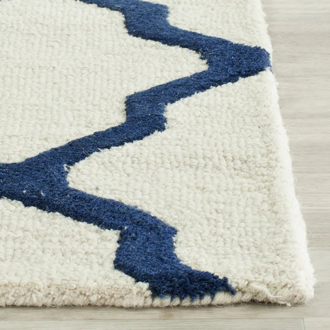 Safavieh Cambridge 2'-6" x 6'-0" Rug in Ivory / Navy
