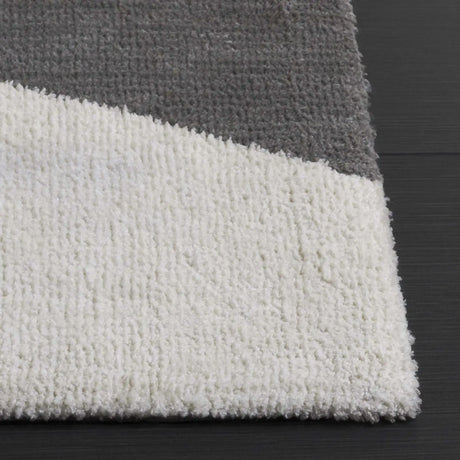 Safavieh Audrey 4'-0" x 6'-0" Rug in Grey / Ivory