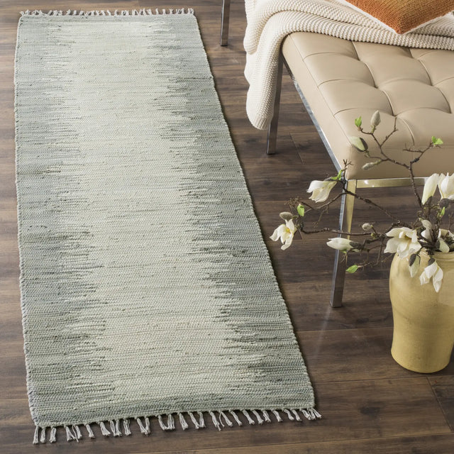 Safavieh Montauk 2'-3" x 7'-0" Rug in Grey