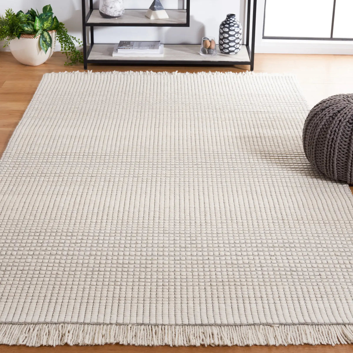 Safavieh Marbella 4'-0" x 6'-0" Rug in Ivory / Grey