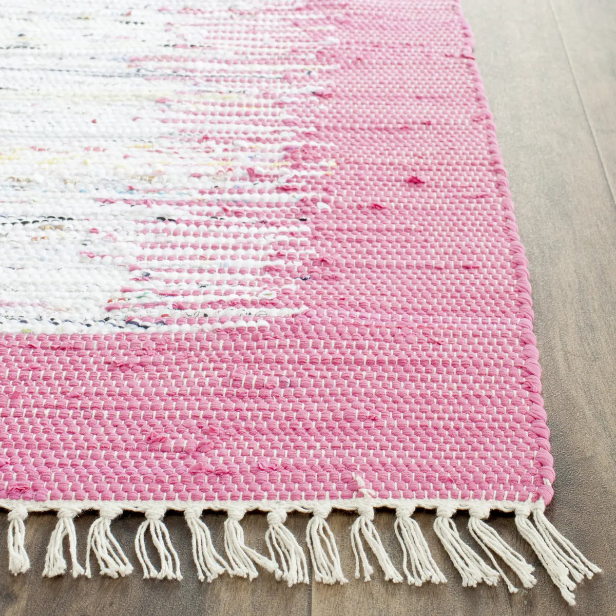 Safavieh Montauk 2'-3" x 7'-0" Rug in Ivory / Pink