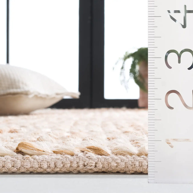Safavieh Natural Fiber 4'-0" x 6'-0" Rug in Natural / Bleach