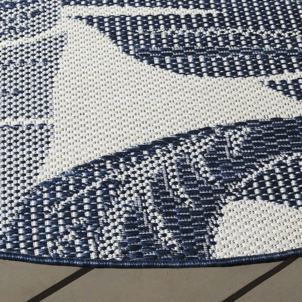 Safavieh Beach House 6'-7" x 6'-7" Rug in Navy / Ivory