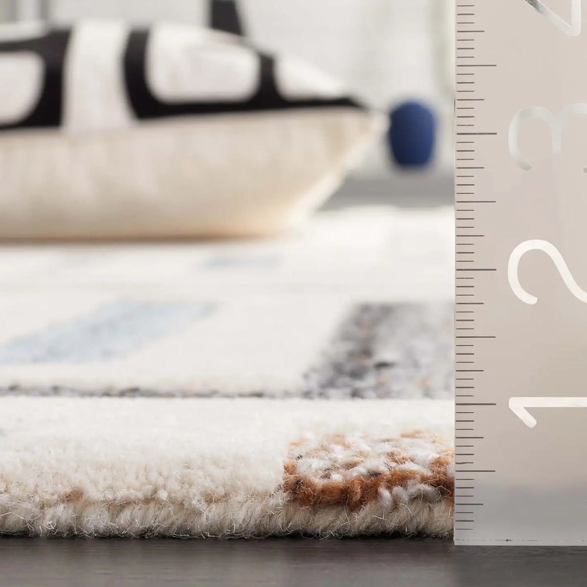 Safavieh Fifth Avenue 4'-0" x 6'-0" Rug in Ivory / Grey