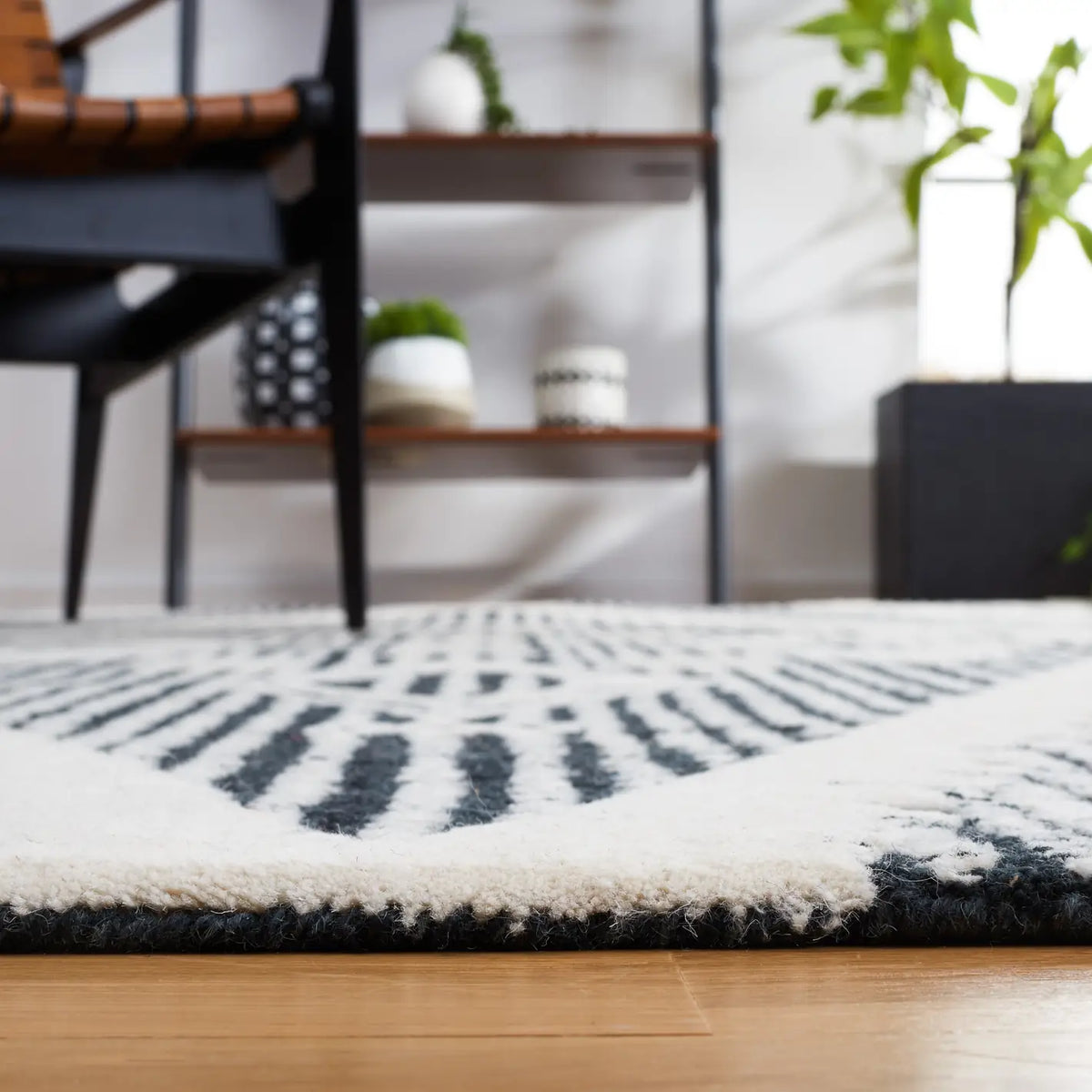Safavieh Metro 4'-0" x 6'-0" Rug in Black / Ivory