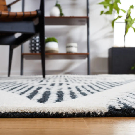 Safavieh Metro 4'-0" x 6'-0" Rug in Black / Ivory