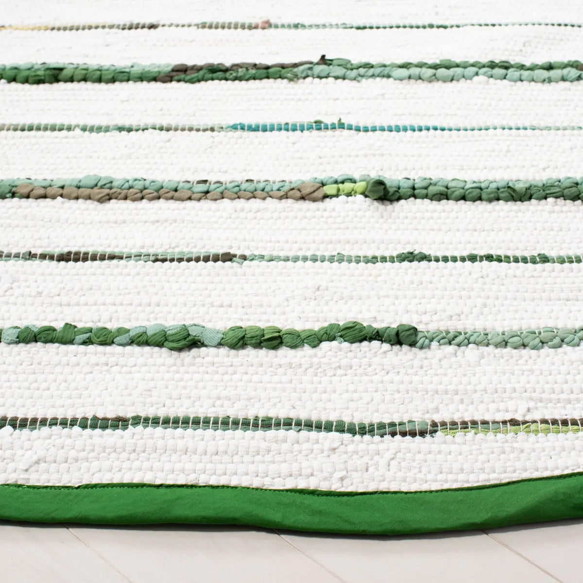 Safavieh Montauk 6'-0" x 6'-0" Rug in Green / Ivory