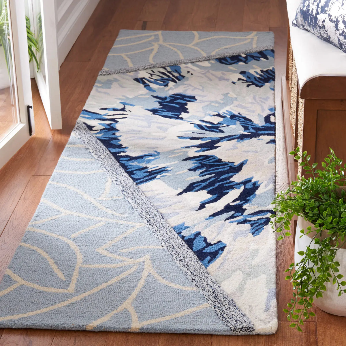 Safavieh Fifth Avenue 2'-3" x 8'-0" Rug in Light Blue / Navy