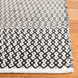 Safavieh Montauk 5'-0" x 8'-0" Rug in Ivory / Black