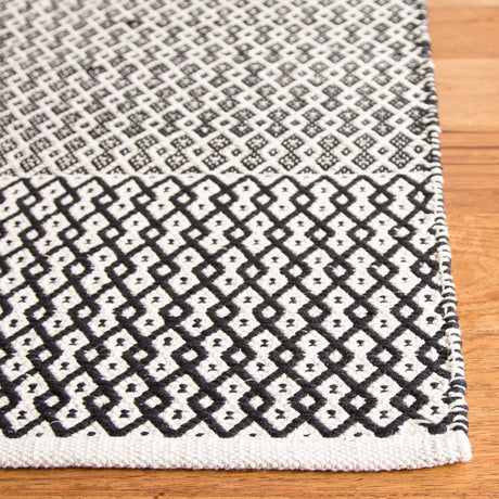 Safavieh Montauk 5'-0" x 8'-0" Rug in Ivory / Black