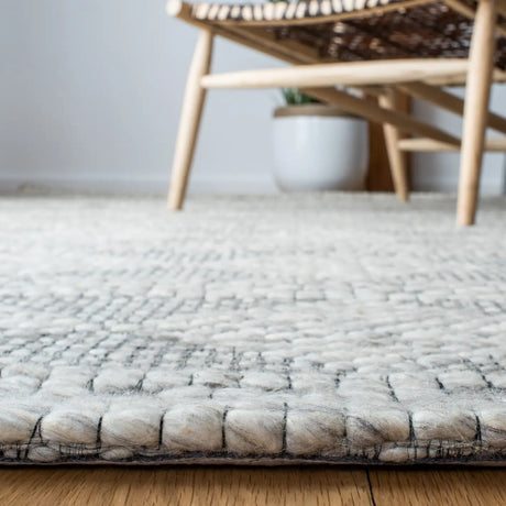 Safavieh Marbella 4'-0" x 6'-0" Rug in Beige / Grey