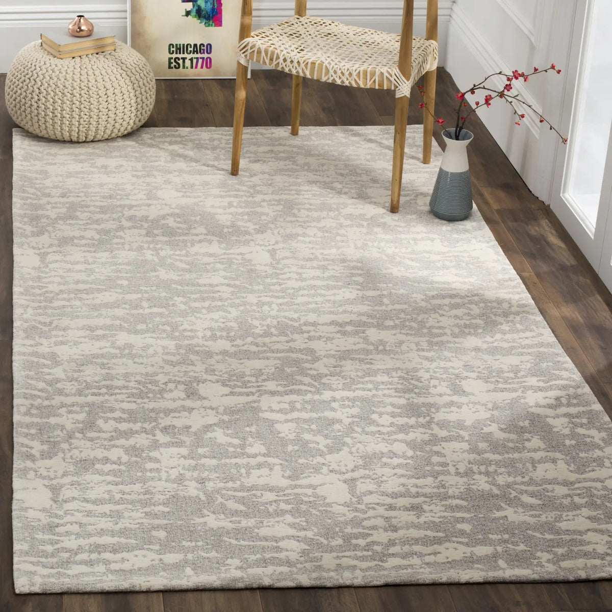 Safavieh Marbella 5'-0" x 8'-0" Rug in Light Grey / Ivory