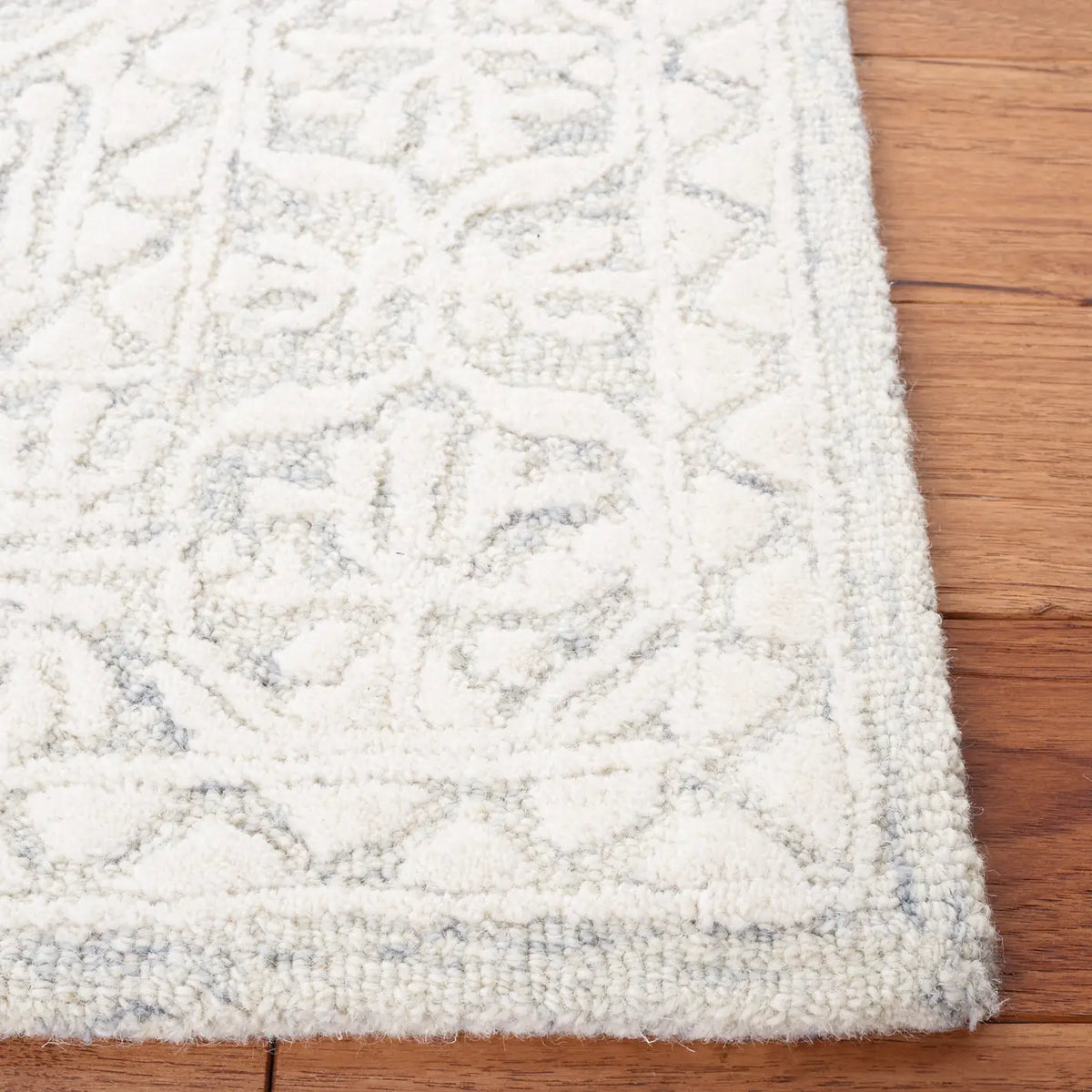 Safavieh Metro 4'-0" x 6'-0" Rug in Light Grey / Ivory