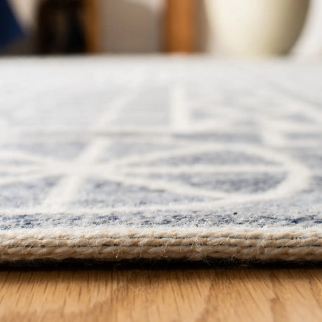 Safavieh Marbella 4'-0" x 6'-0" Rug in Blue / Ivory