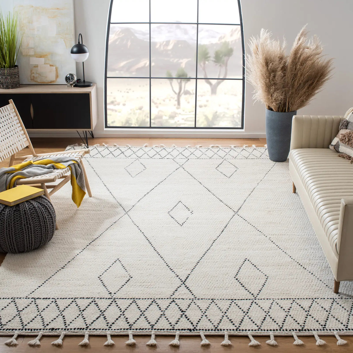 Safavieh Casablanca 8'-0" x 10'-0" Rug in Ivory / Black