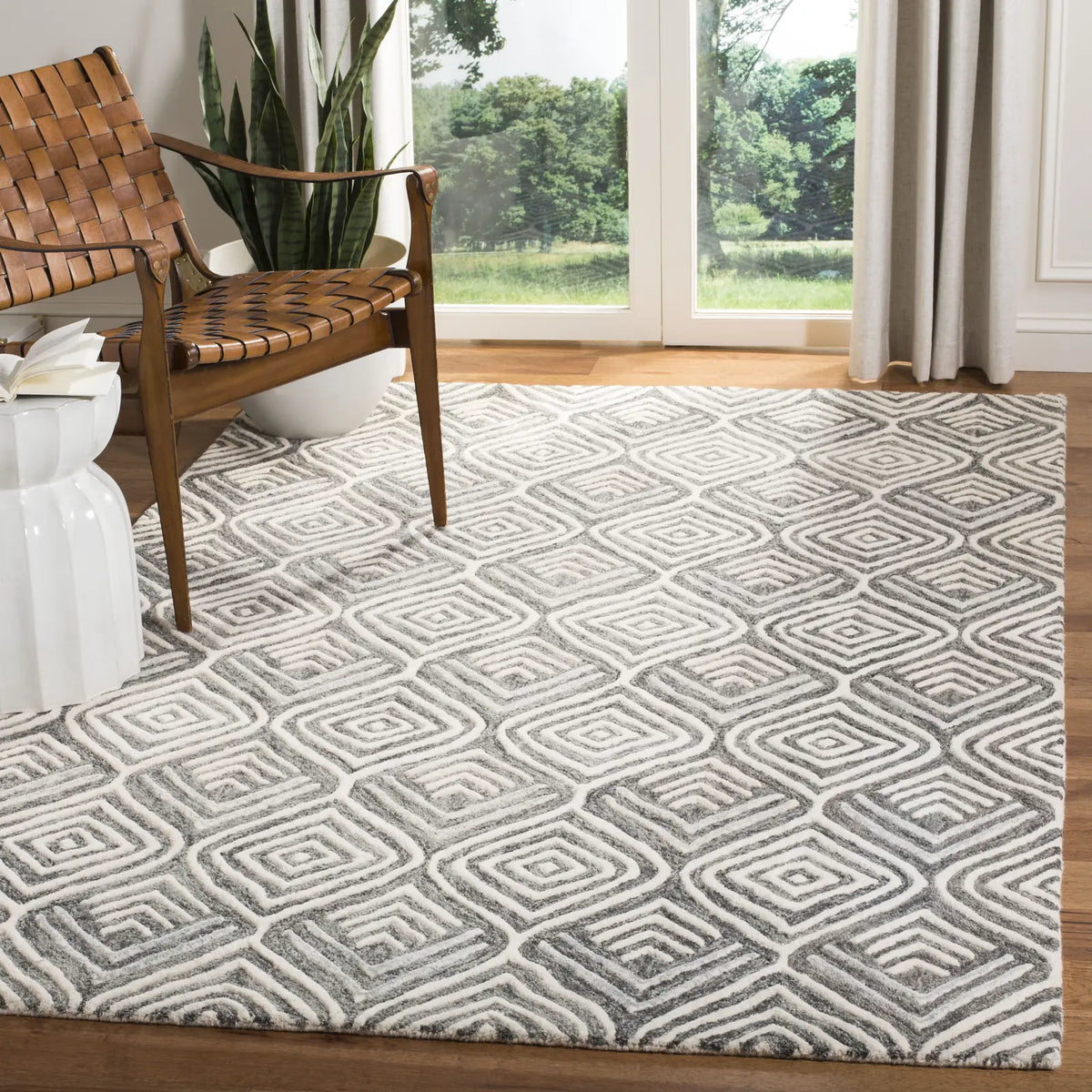 Safavieh Blossom 4'-0" x 6'-0" Rug in Ivory / Grey