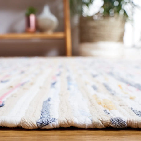 Safavieh Montauk 4'-0" x 6'-0" Rug in Beige / Ivory