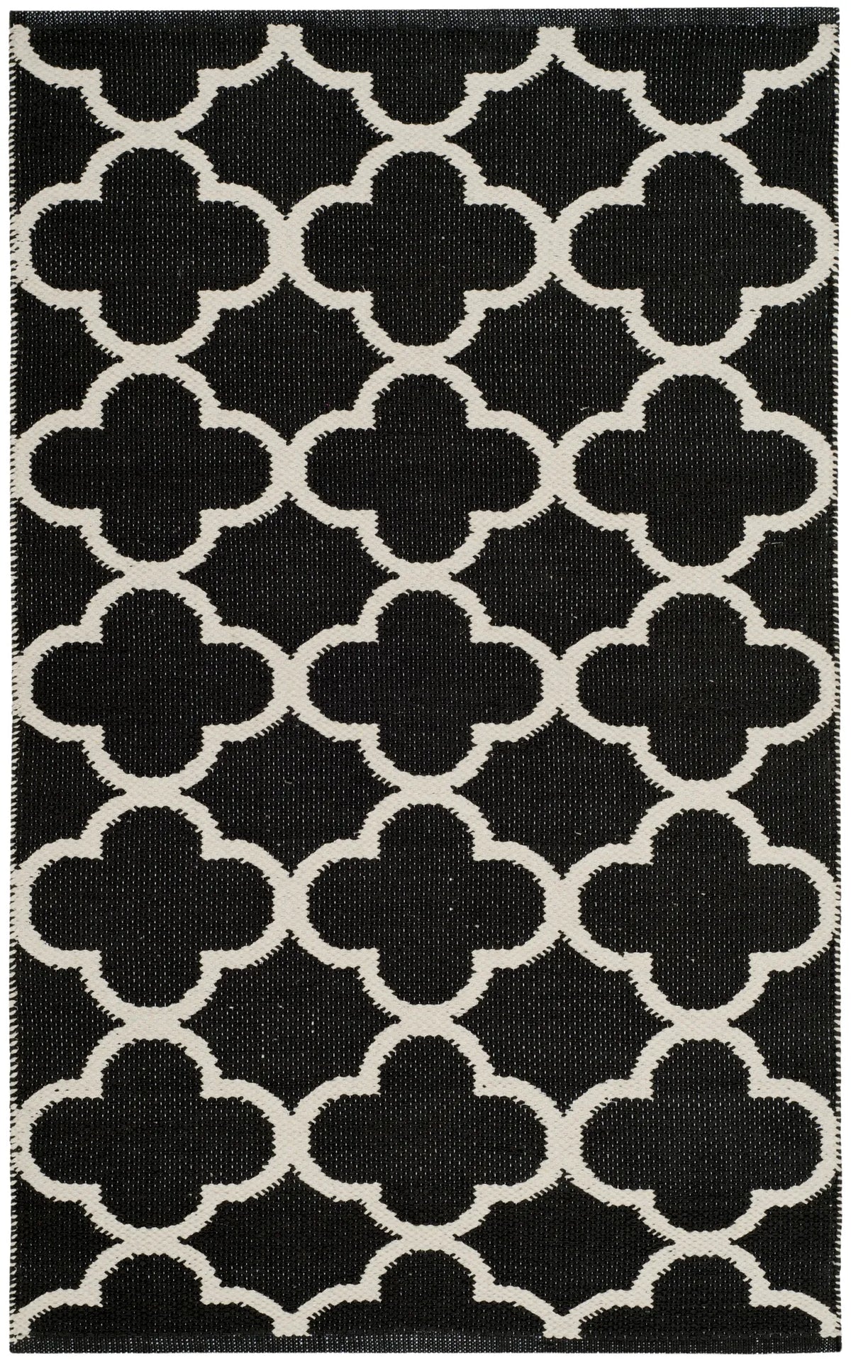 Safavieh Montauk 2'-6" x 4'-0" Rug in Black / Ivory