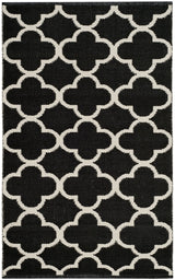 Safavieh Montauk 2'-6" x 4'-0" Rug in Black / Ivory